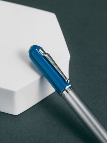 قلم دهنج فضي وازرق ملكي